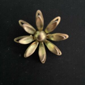 Vintage Daisy Gold-Tone Patina Brooch Pin 1.5 “